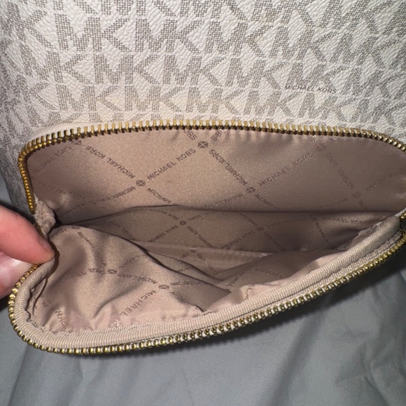 🎒 Michael Kors MK Logo Backpack with Gold Studs – Vanilla Monogram - Picture 4 of 4